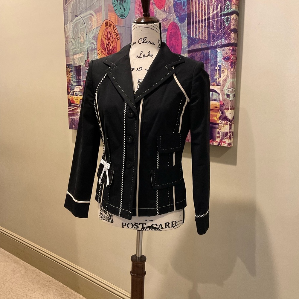 Elevenses Black and White Blazer with Fitted Silhouette